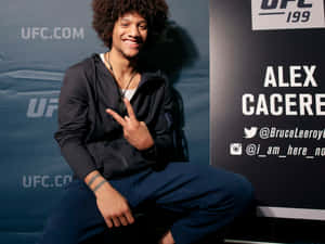 UFC拳手Alex Cacere在活動中微笑並做出和平手勢。 — 終極格鬥冠軍賽 壁紙