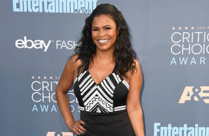 在 Critics' Choice Awards 上穿著黑白連衣裙微笑的女性。 — 女演員 壁紙