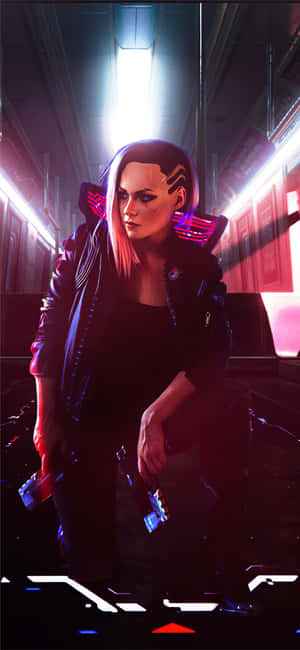 粉紅色頭髮、帶有發光植入物的賽博龐克女性，在霓虹燈走廊中手持武器。 — 電馭叛客2077 壁紙