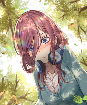 粉紅色頭髮、藍色眼睛的動漫女孩，在陽光明媚的森林中戴著耳機，落葉飄飄。 — 日本動漫 壁紙