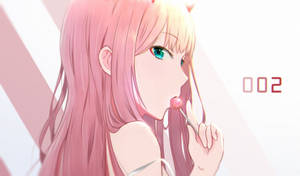 粉紅色頭髮的動漫女孩用青綠色眼睛舔著粉紅色棒棒糖。 — 零二 GIF 壁紙