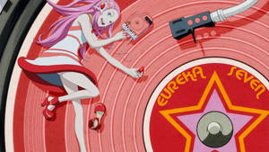 動漫女孩在帶有'Eureka Seven'標誌的巨大紅色黑膠唱片上跳舞。 — 狂歡三寶 壁紙