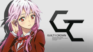 粉紅色頭髮和紅色眼睛的動漫女孩穿著紅色校服站在 Guilty Crown 標誌旁邊。 — 罪惡王冠 壁紙