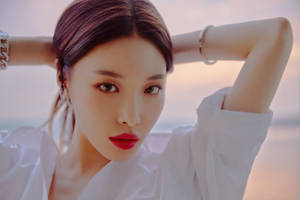 紅唇辮髮的女性在日落時穿著白色襯衫擺姿勢。 — 청하 壁紙