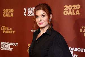 2020年盛會活動中，紅髮女性身穿黑色襯衫。 — 女演員 壁紙