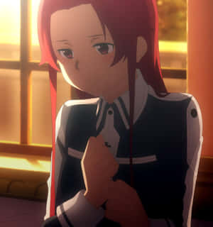 紅髮動漫女孩穿著制服坐在窗邊，金色陽光。 — Galaxy Z Flip7 FE 壁紙
