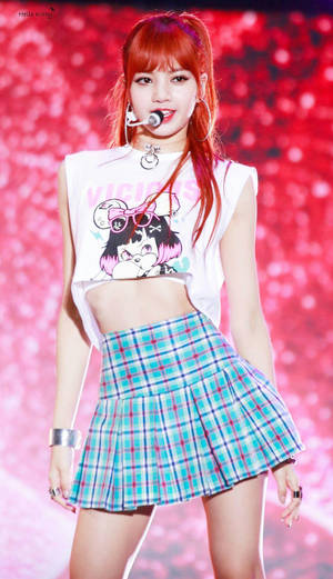 穿著Hello Kitty服裝的K-pop表演者在粉紅色舞台上唱歌，背景閃閃發光。