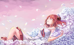 紅髮動漫女孩躺在白色花朵上，背景是粉紅色天空 — 睡眠 壁紙