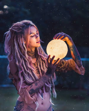 紋身女子在星空下懷抱發光月亮 — 月光 壁紙