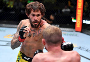 兩名男性MMA拳手在UFC八角籠內比賽。 — 終極格鬥冠軍賽 壁紙