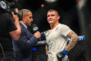 紋身的MMA拳手在八角籠內接受記者訪問。 — 運動 壁紙