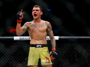 MMA拳手在UFC八角籠內以血跡斑斑的身體和舉起的手指慶祝勝利。 — 運動 壁紙