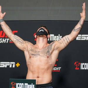 UFC拳手在稱重時高舉雙臂戴著口罩 — 運動 壁紙