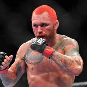 一位紋身的MMA選手，紅髮，在黑暗的八角籠中揮拳。 — 終極格鬥冠軍賽 壁紙