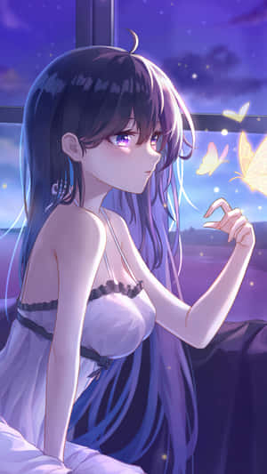 穿著睡衣的動漫女孩在暮色窗邊伸手觸碰發光蝴蝶。 — 美麗的動畫 壁紙