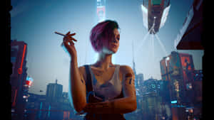 一位紋身女性在黃昏時分，於霓虹燈充斥的未來城市中抽煙。 — 電馭叛客2077 壁紙