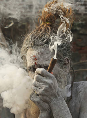 一位皮膚上有灰的聖人從煙斗中呼出煙。 — 抽菸 壁紙
