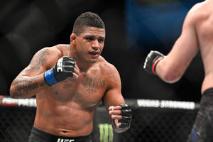 八角籠內的MMA拳手，激烈比賽中 — 極限運動 壁紙