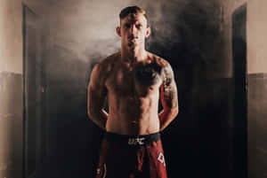 一位赤裸上身、帶有刺青的男性UFC拳手站在煙霧瀰漫的走廊中。 — 運動 壁紙