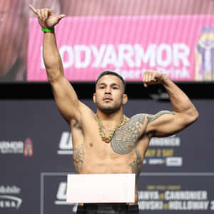格鬥家在UFC稱重活動中繃緊肌肉並舉手 — 終極格鬥冠軍賽 壁紙