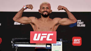 UFC拳手在稱重活動期間於磅上展示肌肉。 — 屠夫班尼 壁紙
