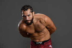 肌肉發達的UFC戰士留鬍子，穿著紅色短褲在工作室中激烈擺姿勢。 — 運動 壁紙