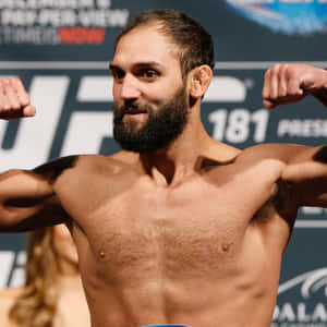 赤裸上身的拳手在 UFC 稱重活動中彎曲手臂。 — 運動 壁紙