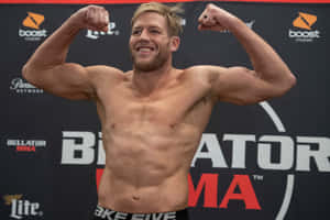 一位男性MMA拳手在稱重活動中展示肌肉並微笑。 — 運動 壁紙