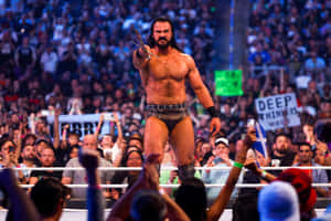 摔角手在擂台上拿著剪刀對著人群 — WWE GIF 壁紙
