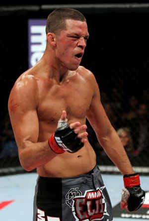 MMA拳手在八角籠內滿臉鮮血、手套染紅慶祝勝利。 — 終極格鬥冠軍賽 壁紙