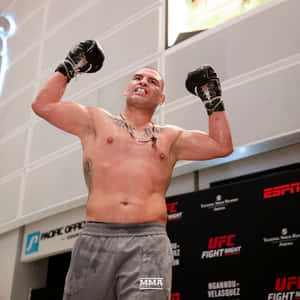 MMA拳手在UFC賽事中舉起拳頭慶祝勝利。 — 終極格鬥冠軍賽 壁紙