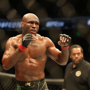 比賽中八角籠內汗流浹背的UFC拳手。 — 運動 壁紙