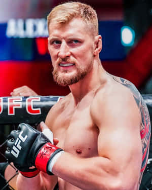 UFC拳手在八角籠中戴手套，手臂有刺青 — 終極格鬥冠軍賽 壁紙