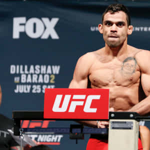 UFC拳手在稱重活動中，身後有FOX品牌標誌。 — 運動 壁紙