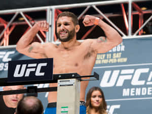 UFC拳手在稱重活動中屈起手臂 — 4:3 壁紙