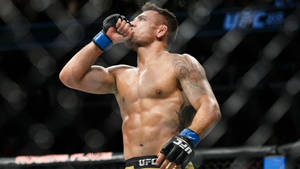 UFC拳手在比賽後於八角籠內飲水。 — 終極格鬥冠軍賽 壁紙