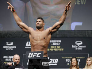 UFC拳手在稱重活動中慶祝勝利 — 運動 壁紙