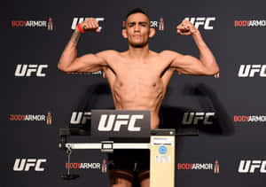 UFC拳手在稱重活動中於磅秤上展示肌肉。 — 終極格鬥冠軍賽 壁紙