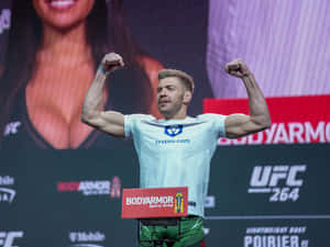 UFC拳手在稱重活動中彎曲二頭肌，贊助商標誌清晰可見。 — 4:3 壁紙