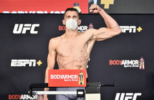 UFC拳手在稱重時戴著口罩展示二頭肌 — 運動 壁紙