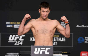 UFC拳手在稱重活動中彎曲雙臂 — 運動 壁紙