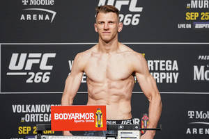 UFC拳手在稱重活動中，有贊助商標誌和體重磅 — 運動 壁紙