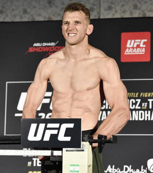 UFC拳手在稱重時站在體重磅上 — 運動 壁紙