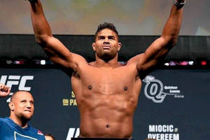 UFC拳手在稱重時高舉雙臂慶祝勝利。 — 運動 壁紙