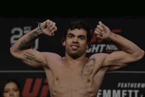 UFC拳手在稱重時屈起手臂，紋身可見。 — 運動 壁紙