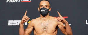 UFC拳手戴面罩在記者會上向上指 — 終極格鬥冠軍賽 壁紙