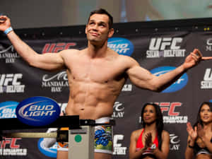 UFC拳擊手在稱重時慶祝勝利，粉絲鼓掌 — 終極格鬥冠軍賽 壁紙