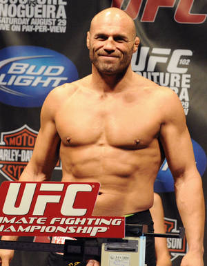 UFC 拳手在稱重活動中站在體重磅上微笑 — 酷 壁紙