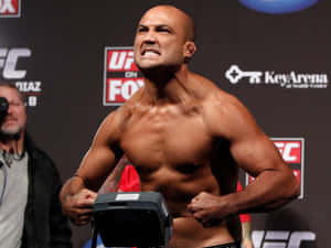 一位赤裸上身的UFC拳手在稱重活動中表情猙獰。 — 運動 壁紙