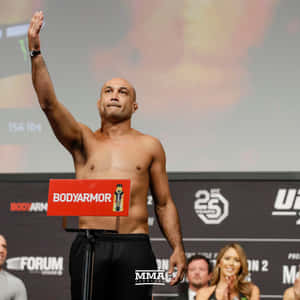 赤裸上身的MMA拳手在UFC賽事稱重後向人群揮手。 — 運動 壁紙